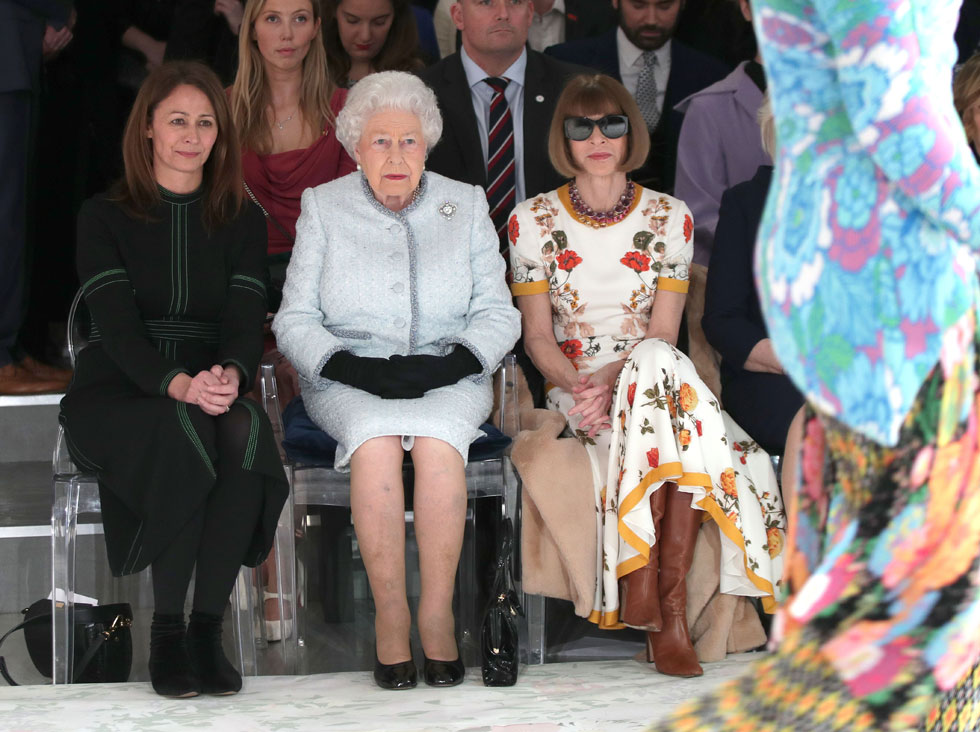 "זה תענוג גדול להיות בשבוע האופנה בלונדון". המלכה אליזבת בת ה-91 מגיעה לשורה הראשונה (צילום: Gettyimages)