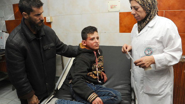 Ребенок, раненный при обстреле. Фото: AFP