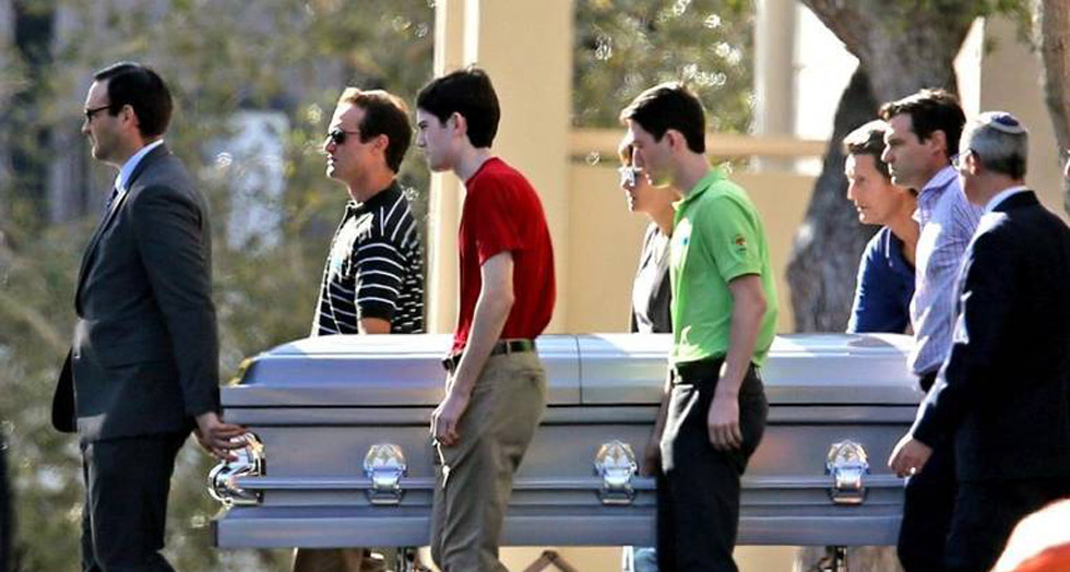 בני משפחה מובילים לקבורה את ארונו של סקוט ביגל ז"ל ()