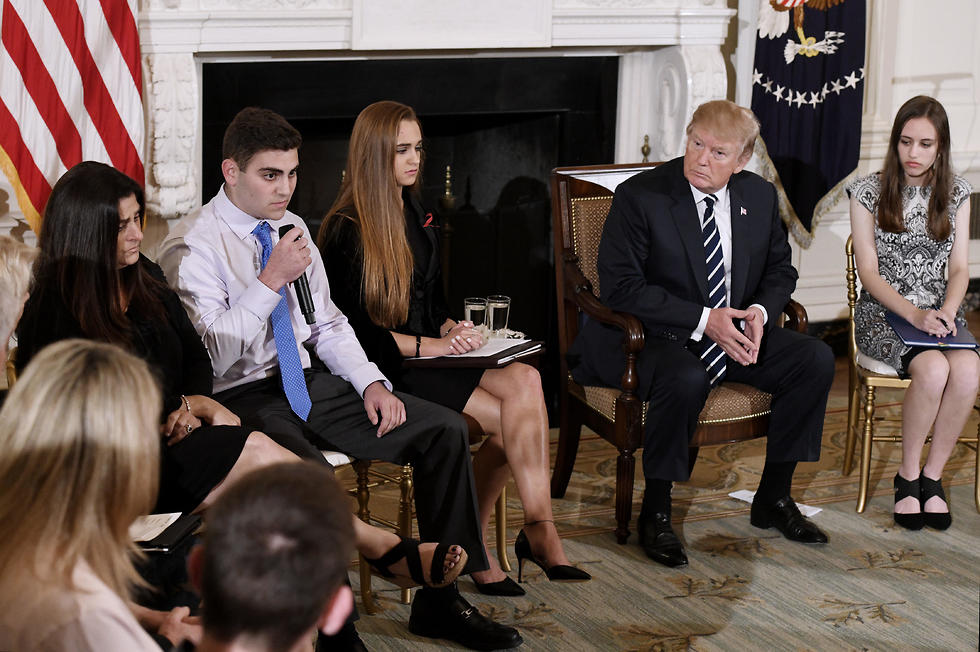 טראמפ והתלמידים. המפגש בבית הלבן (צילום: MCT) (צילום: MCT)