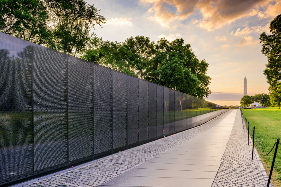 מאיה לין תכננה את האנדרטה להרוגי מלחמת וייטנאם בוושינגטון, בפרויקט שזכתה בו כבר בגיל 21 (צילום: Sean Pavone / Shutterstock)