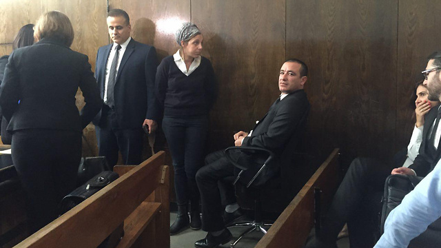 עורך הדין ז'ק חן (על הכיסא) המייצג את אלוביץ' ()