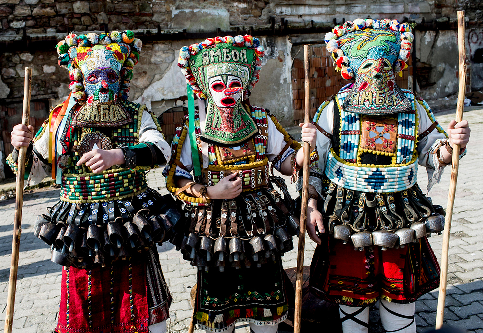 רקדנים בולגרים בתלבושות מסורתיות משתתפים בפסטיבל למען בריאות טובה באדירנה, טורקיה (צילום: EPA) (צילום: EPA)