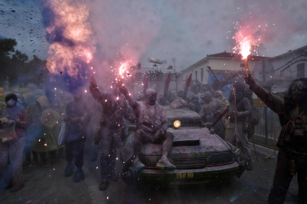 מלחמת קמח בחגיגות סוף עונת הקרנבל בגלקסידי, יוון (צילום: AFP) (צילום: AFP)