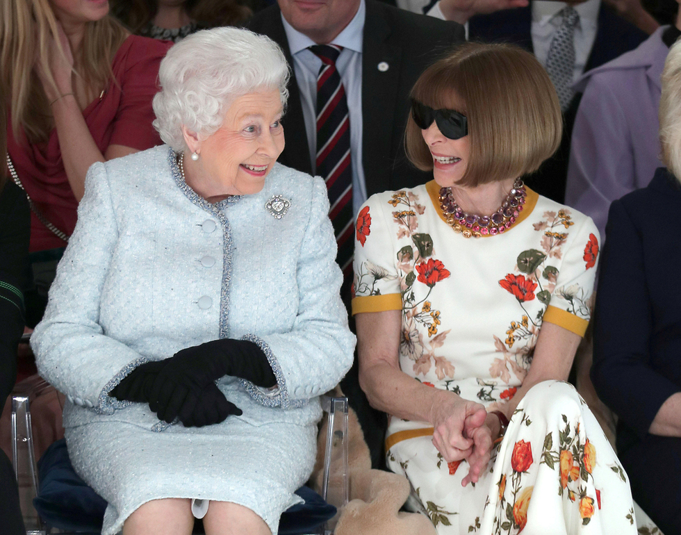 המלכה אליזבת לצד עורכת המגזין "ווג" בשבוע האופנה בלונדון (צילום: רויטרס) (צילום: רויטרס)