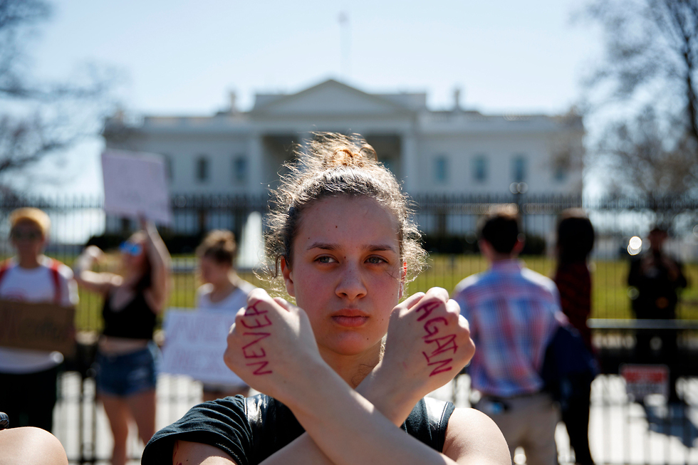 נערה מפגינה בעד הגברת הפיקוח על הנשק. הבית הלבן, וושינגטון (צילום: AP) (צילום: AP)