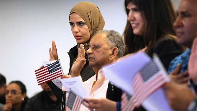 אזרחים אמריקנים חדשים בשירות האזרחות וההגירה של ארה"ב (צילום: AFP) (צילום: AFP)