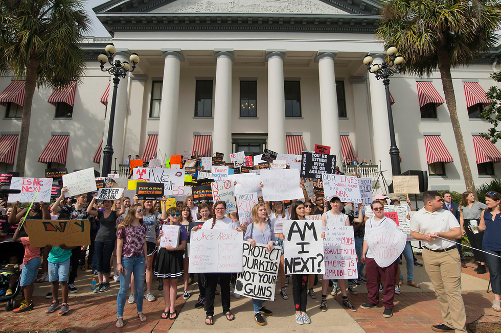 הפגנה בפלורידה לשינוי מדיניות הנשק (צילום: EPA) (צילום: EPA)