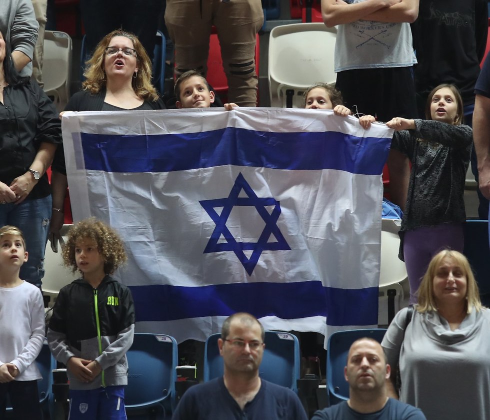 אוהדי נבחרת ישראל ביציע (צילום: אורן אהרוני) (צילום: אורן אהרוני)