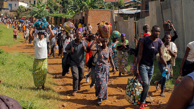 הפליטים מקונגו צועדים מהמחנה למשרדי האו"ם (צילום: רויטרס) (צילום: רויטרס)