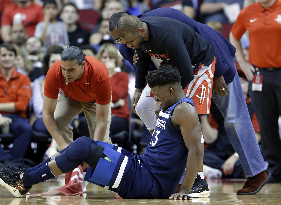 באטלר סובל מכאבים, רגע אחרי הפציעה (צילום: AP) (צילום: AP)