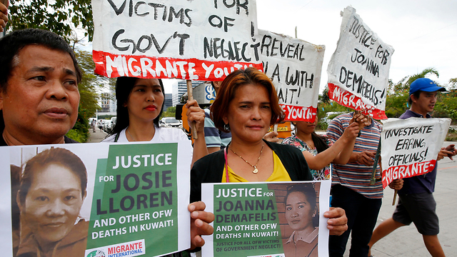 הפגנה בפיליפינים אחרי מציאת גופתה של העובדת (צילום: AP) (צילום: AP)