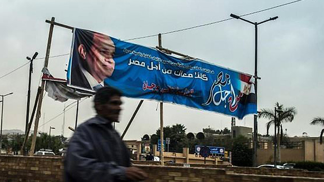 שלט חוצות של הנשיא בקהיר (צילום: AFP) (צילום: AFP)
