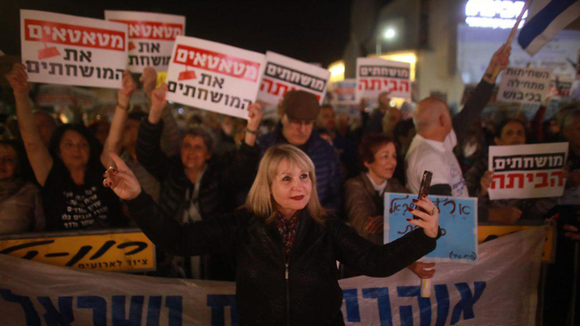 Demonstrators call for Netanyahu to resign, back police chief