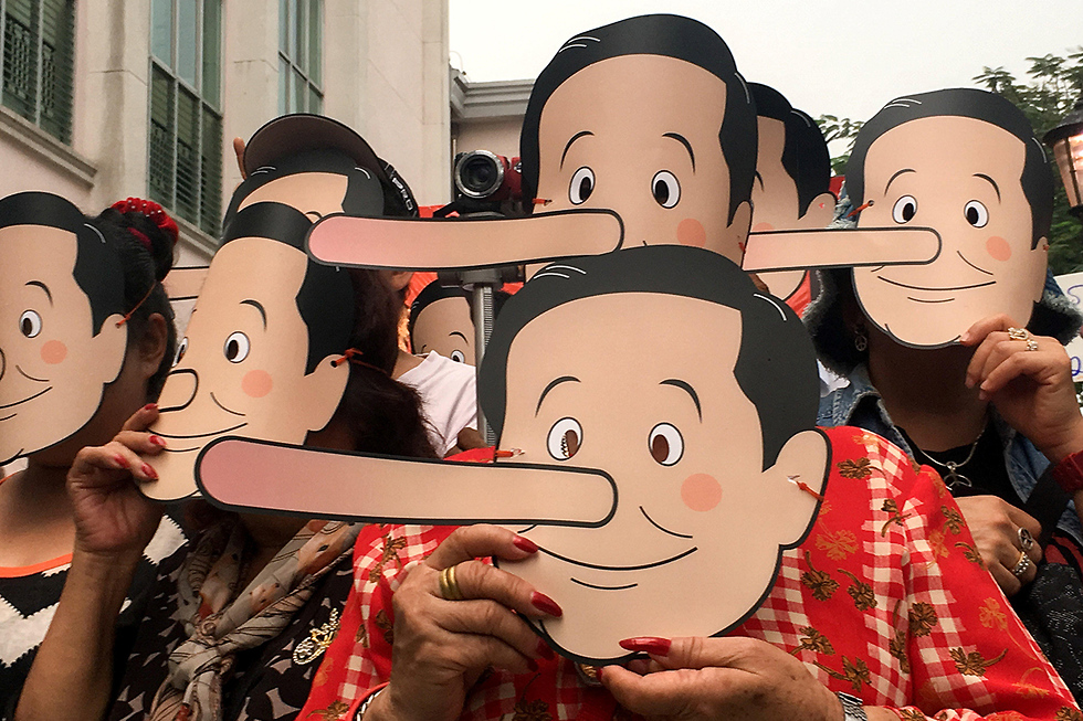 מפגינים בבנגקוק, אתמול (צילום: רויטרס) (צילום: רויטרס)
