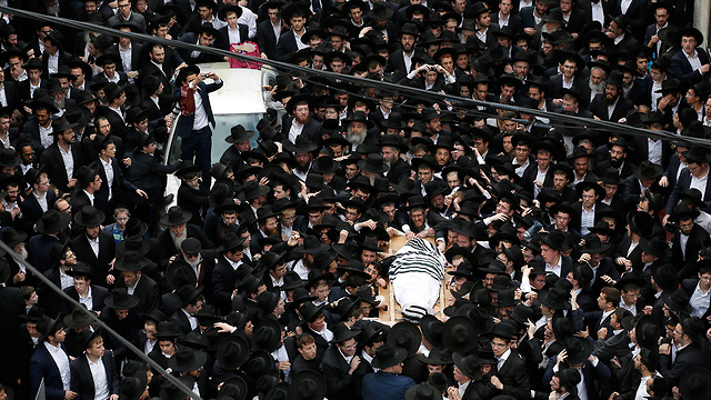 Rabbi Auerbach's funeral (Photo: EPA)