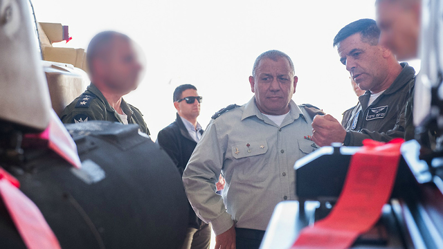 Eisenkot and Norkin visiting the Ramon Air Base (Photo: IDF Spokesman's Office)