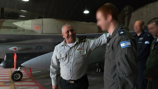 Eisenkot with the navigator from the downed F-16 (Photo: IDF Spokesman's Office)