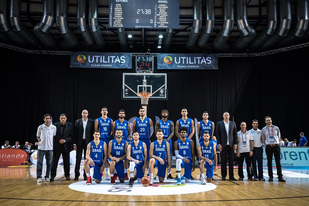 זו הרמה שלנו. סגל נבחרת ישראל למשחק באסטוניה (צילום: FIBA) (צילום: FIBA)