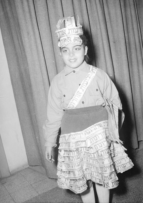 ילדה שהתחפשה לעיתון "ידיעות אחרונות", 1956 (צילום: דוד רובינגר)