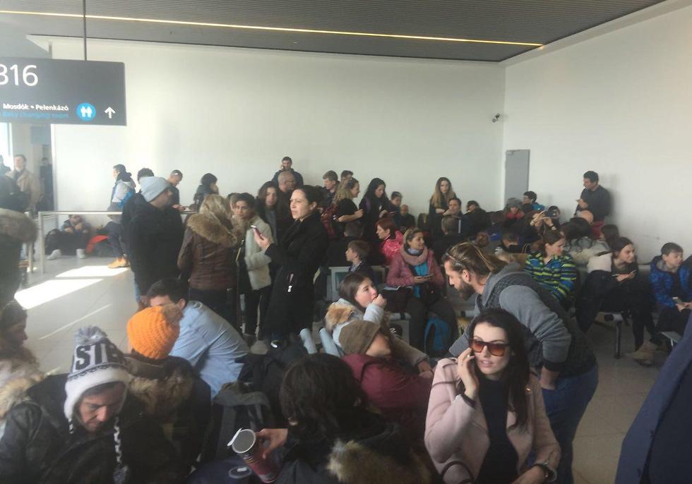 החדר בשדה התעופה בבודפשט ובו הנוסעים הישראלים (צילום: עמיחי גבאי) (צילום: עמיחי גבאי)
