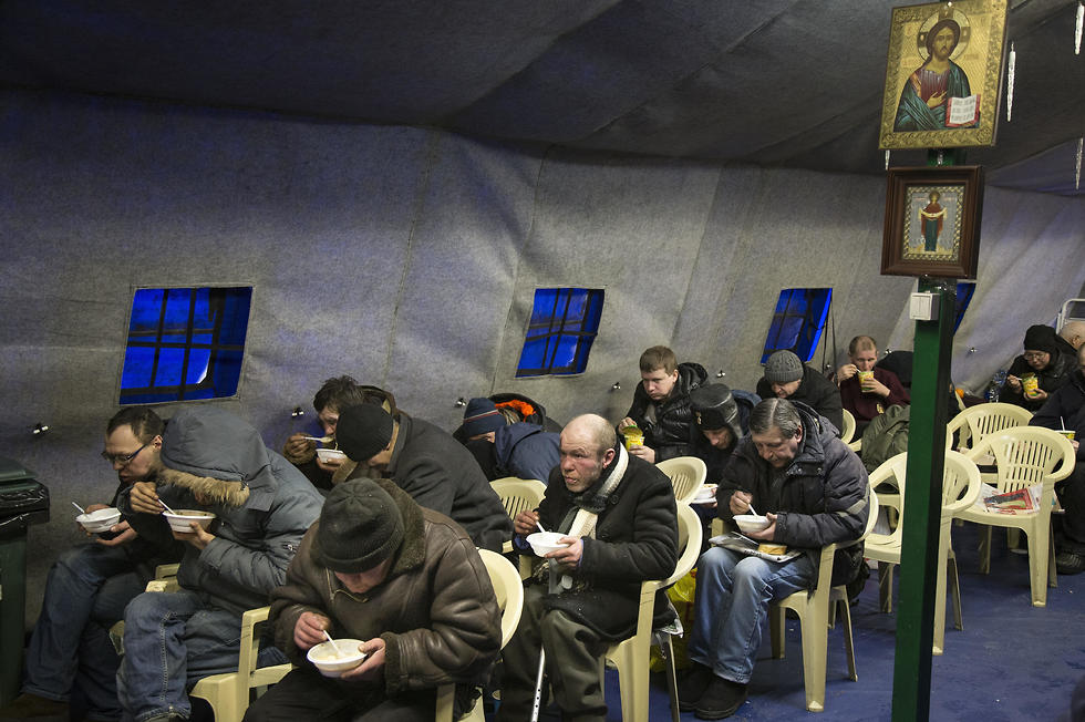 ארוחת ערב לחסרי בית שארגנה הכנסייה האורתודוכסית במוסקבה (צילום: AP) (צילום: AP)