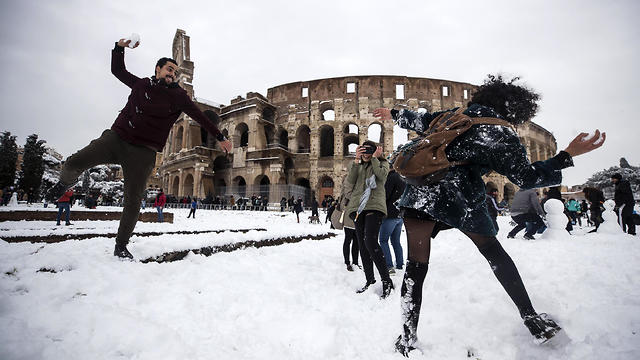 משחקים בשלג ליד הקולוסיאום ברומא (צילום: EPA) (צילום: EPA)