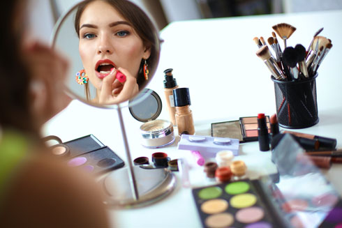 ככל שהשפתון שלך יבש יותר (או בגימור מט), כך הוא יחזיק מעמד זמן רב יותר על השפתיים (צילום: Shutterstock)