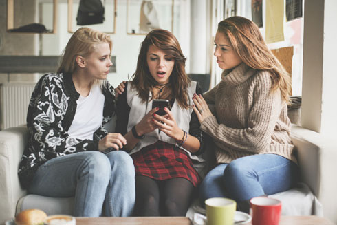 המפוררים: יפרנסו שעות ארוכות של שיחות בינך לבין חברותייך כשהנושא הבוער הוא: למה הוא מתכוון, למען השם (צילום: Shutterstock)