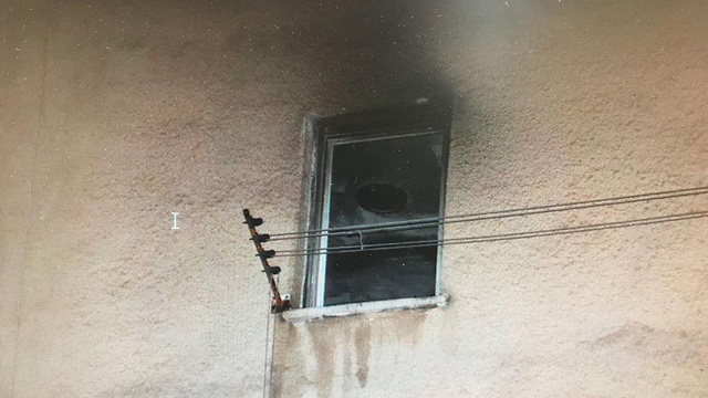 Окно квартиры, где был устроен пожар. Фото: пресс-служба полиции