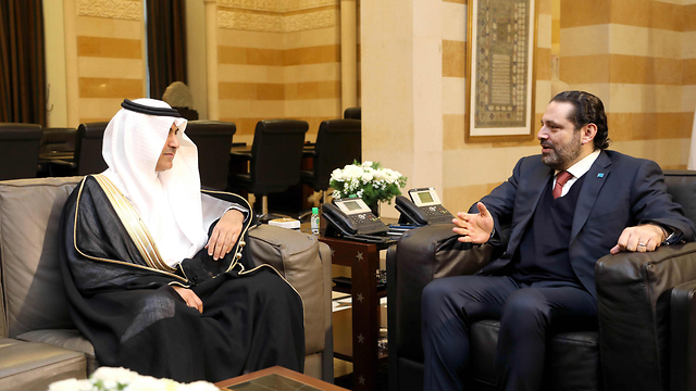 עם השליח הסעודי ניזאר אל-עאלולה שהעביר את ההזמנה לביקור ממלך סעודיה סלמאן (צילום: AFP) (צילום: AFP)