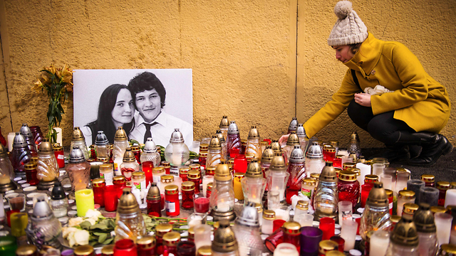 פינת זיכרון אחרי הרצח של קוצ'יאק ובת זוגו (צילום: AFP) (צילום: AFP)