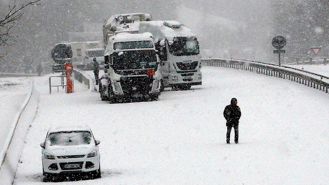 שלג כבד בפולין (צילום: AP) (צילום: AP)