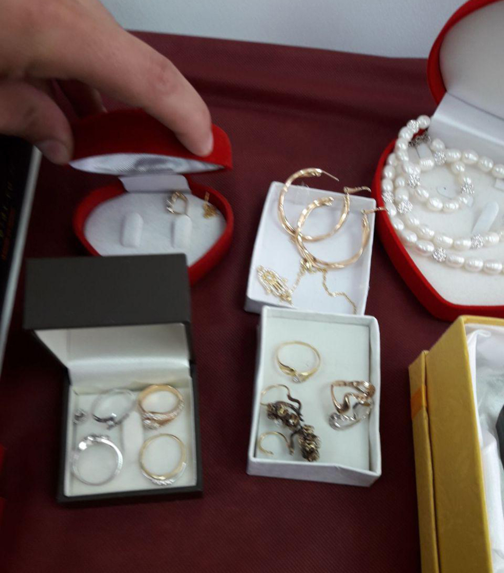 תכשיטים שנמצאו בידי חברי הכנופיה (צילום: דוברות המשטרה) (צילום: דוברות המשטרה)