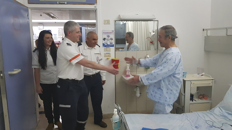 Израильский парамедик Коби Зельцер и Павел Васенев в больнице "Барзилай". Фото: МАДА