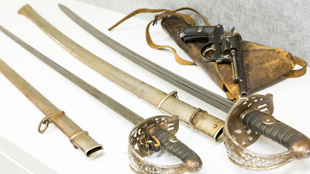 חרבות של פרשים שווייצרים מהמאה ה-19 ואקדח ()