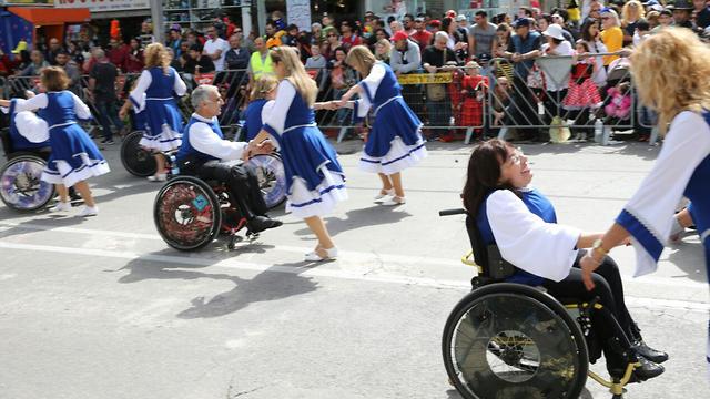 גם נכים בכיסאות גלגלים השתתפו בחגיגה (צילום: מוטי קמחי) (צילום: מוטי קמחי)