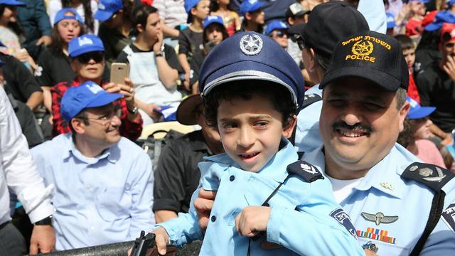 Police Commissioner Alsheikh with a kid who dressed as him (Photo: Motti Kimchi)