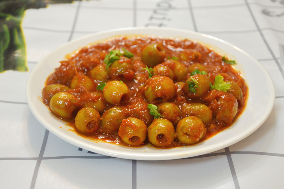 זיתים מבושלים ברוטב עגבניות פיקנטי (צילום: אפרת סיאצ'י)
