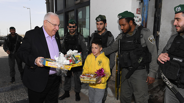 Подарки от президента Израиля бойцам МАГАВа. Фото: Марк Найман, ЛААМ
