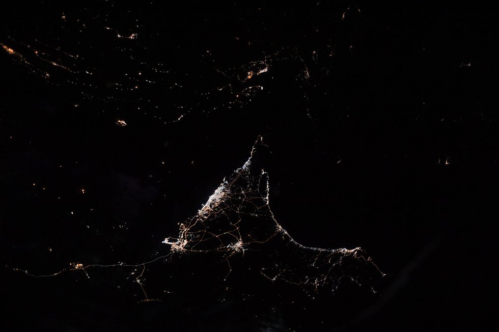 מיצרי הורמוז בלילה (צילום: סקוט טינגל, נאס"א) (צילום: סקוט טינגל, נאס
