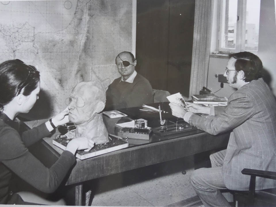 Шай Меир, основатель музея (справа) и Моше Даян во время встречи со скульптором. Даян позирует для восковой фигуры. Фото: Википедия