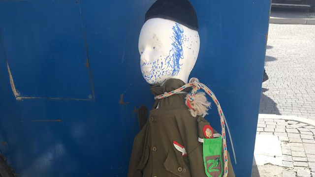Кукла в одежде солдата. Фото: пресс-служба полиции