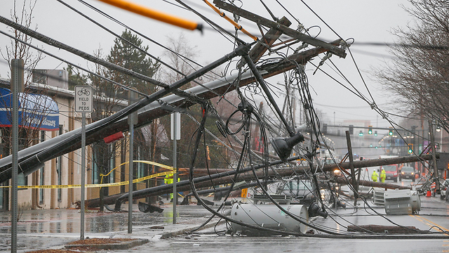 עמודי חשמל שקרסו במסצ'וסטס (צילום: EPA) (צילום: EPA)