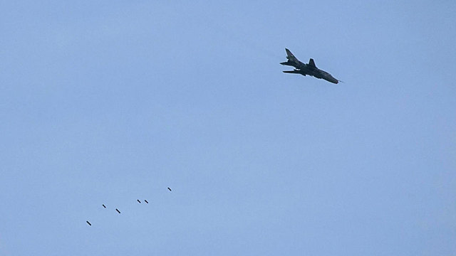 מטוס קרב סורי מפציץ במזרח רוטה (צילום: AFP) (צילום: AFP)