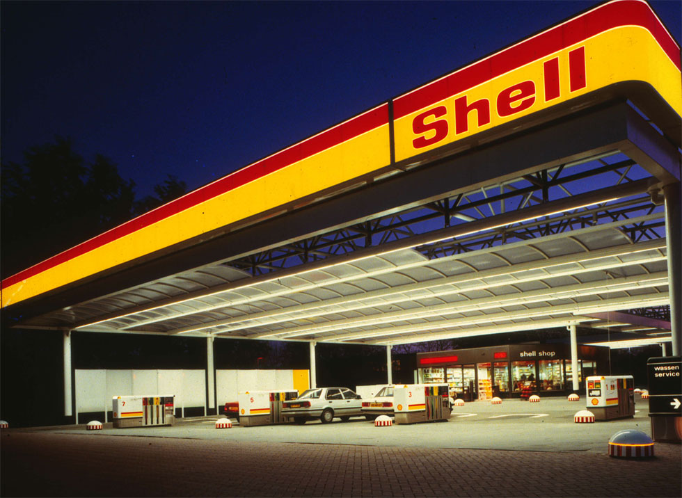 קו תחנות הדלק שעיצב לחברת shell היה הראשון לאחד את כלל הפונקציות של מכונת התדלוק ביחידה מרובעת פשוטה. הוא גם עיצב את אקדח התדלוק המוכר לנו (צילום: באדיבות DE LA HAYE DESIGN)