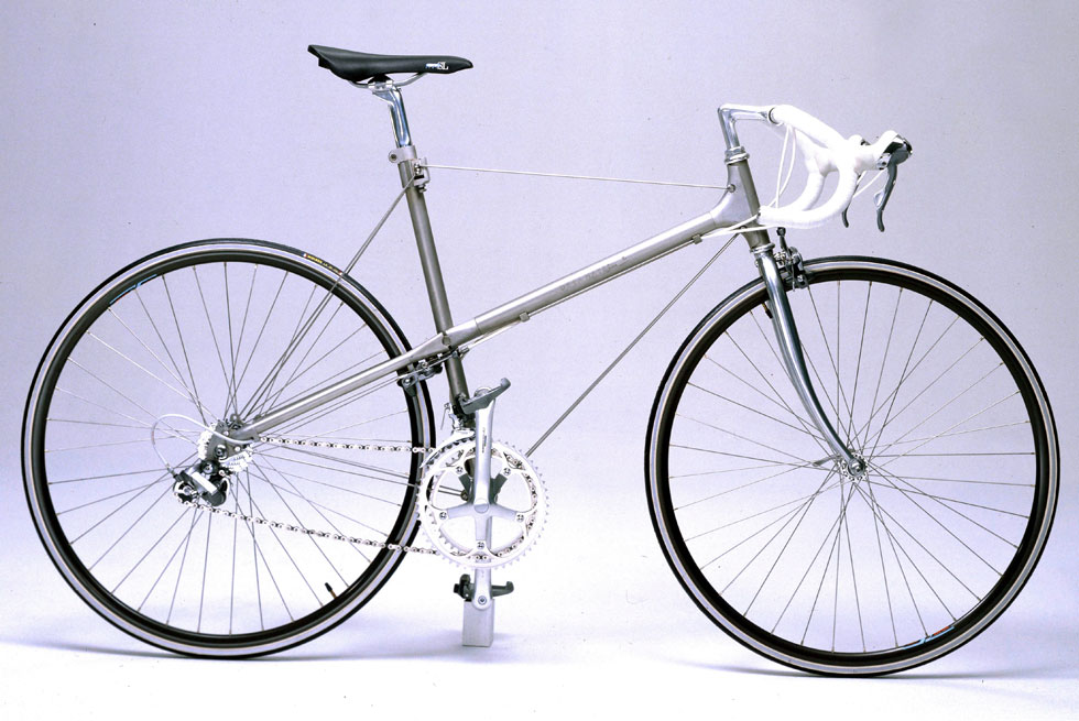 כשהיה בן 23 עיצב את הגרסה הראשונית של אופני המירוץ Spanbike. נקודת המוצא בעיצובם היתה שימוש מינימלי בחומר, במטרה להפוך אותם לקלים ביותר בעולם. העיצוב זכה לתשבחות, אך הייצור הסדרתי שלהם החל רק רבע מאה מאוחר יותר  (צילום: באדיבות DE LA HAYE DESIGN)