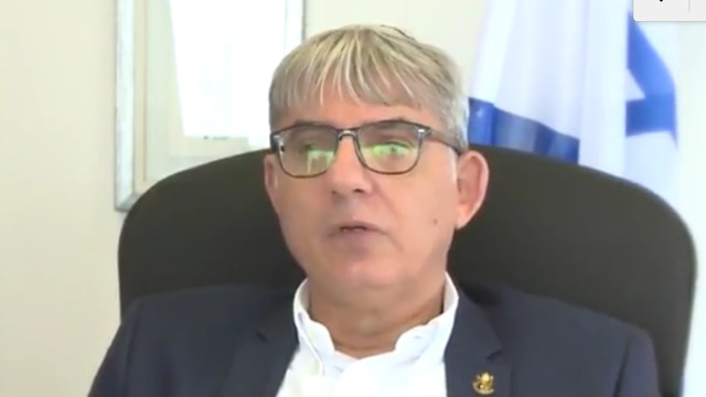 מאיר תורג'מן, סגן ראש עיריית ירושלים, בסרטון המדובר (צילום מסך מסרטון חברת מנוס) (צילום מסך מסרטון חברת מנוס)
