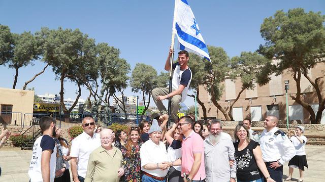 Students reenacting the raising of the ink flag over Eilat with IDF veterans (Photo: Ori Ron)