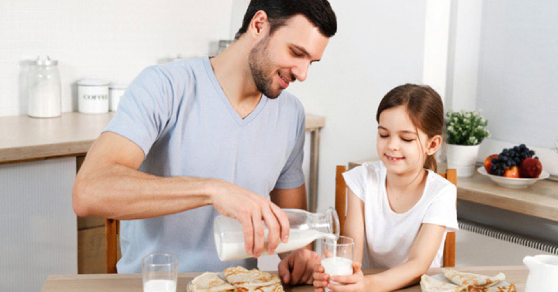 Daughters milk. Отец и дочь завтракают. Папа с дочкой завтракают. Семья завтракает. Завтрак семья молоко.